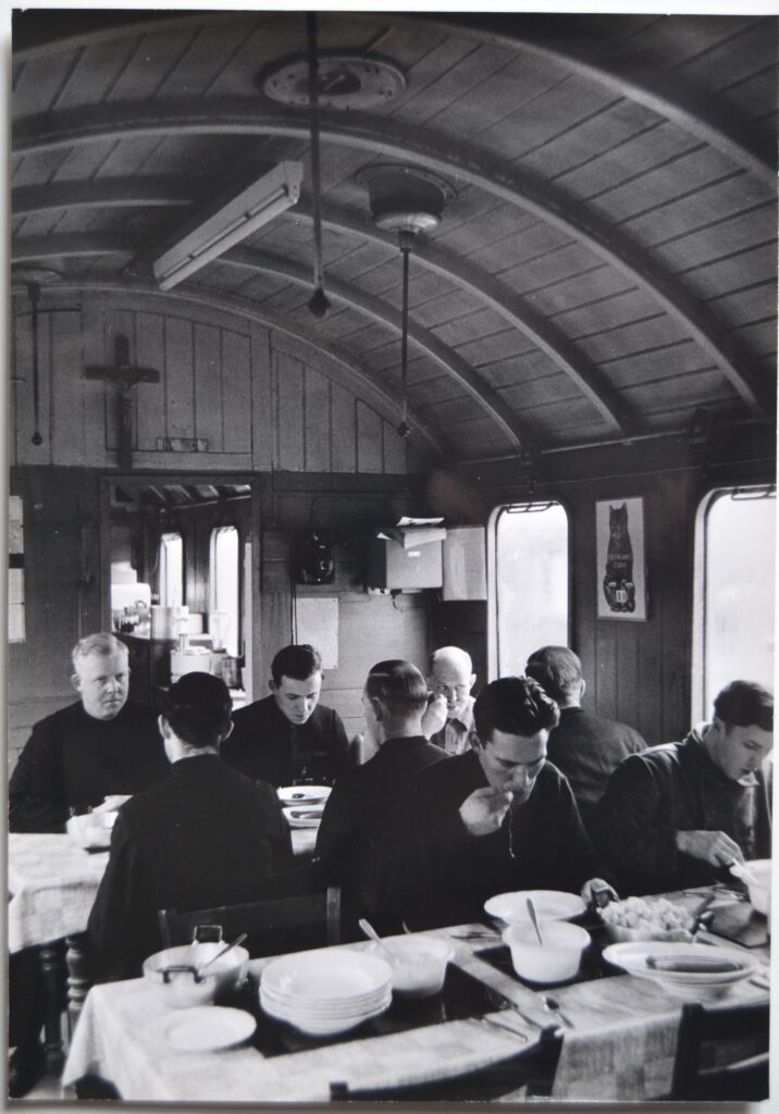 Ordensbrüder im Speisewagen, Fotograf: Jost Camenzind